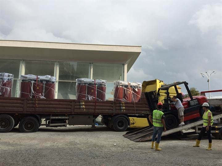 CADDE 54 AVM, Serdivan, Sakarya - Kuru tip trafoların tırdan forklift ile indirilmesi