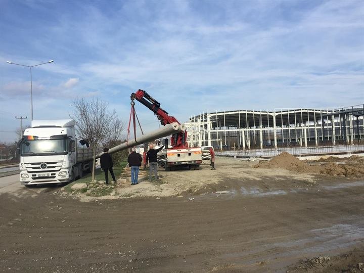 Hanlıköy Fabrika Projesi, Arifiye, Sakarya - Trafo direğinin vinç ile dikilmesi